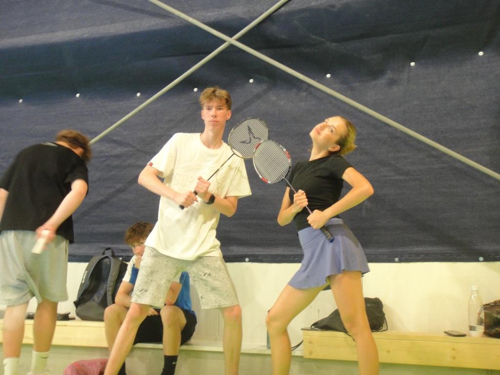 Samuel s kamarátkou s bedmintonovými raketami