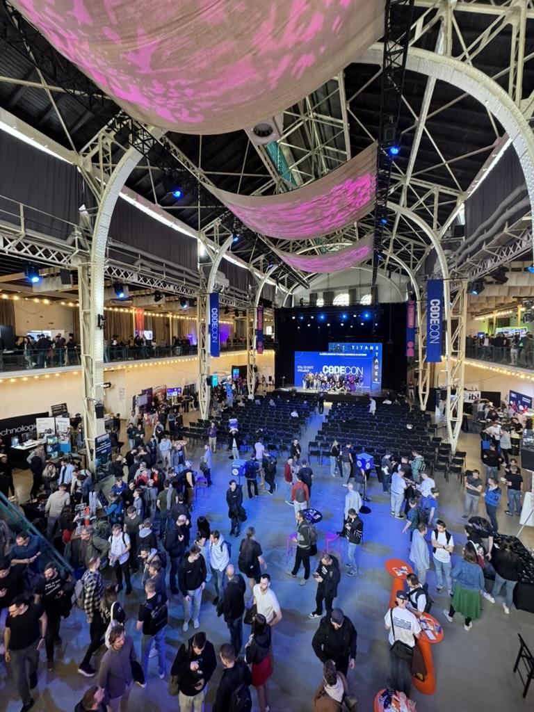Plná hala na technologickej konferencii Codecon