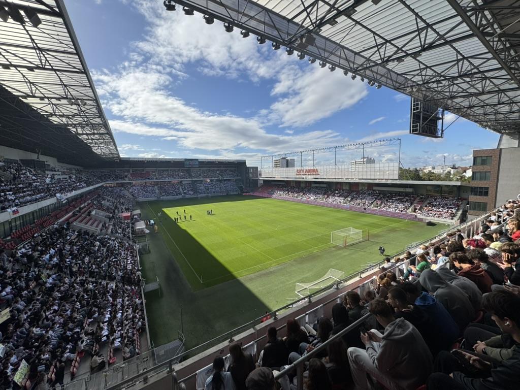 Štadión City Arena plný detí počas Dňa rešpektu