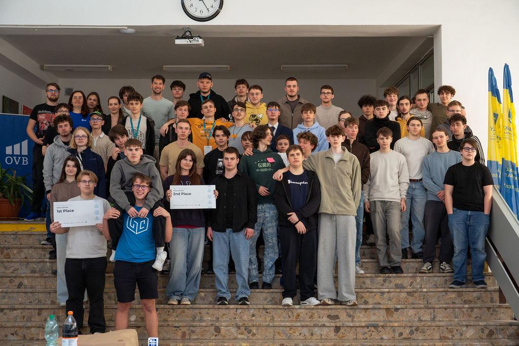 Spoločná fotka všetkých účastníkov hackathonu na schodoch