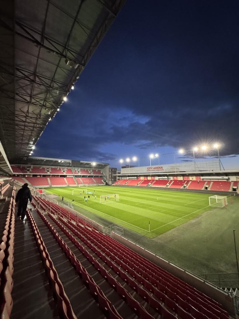 Prázdny štadión City Arena večer pod svetlami