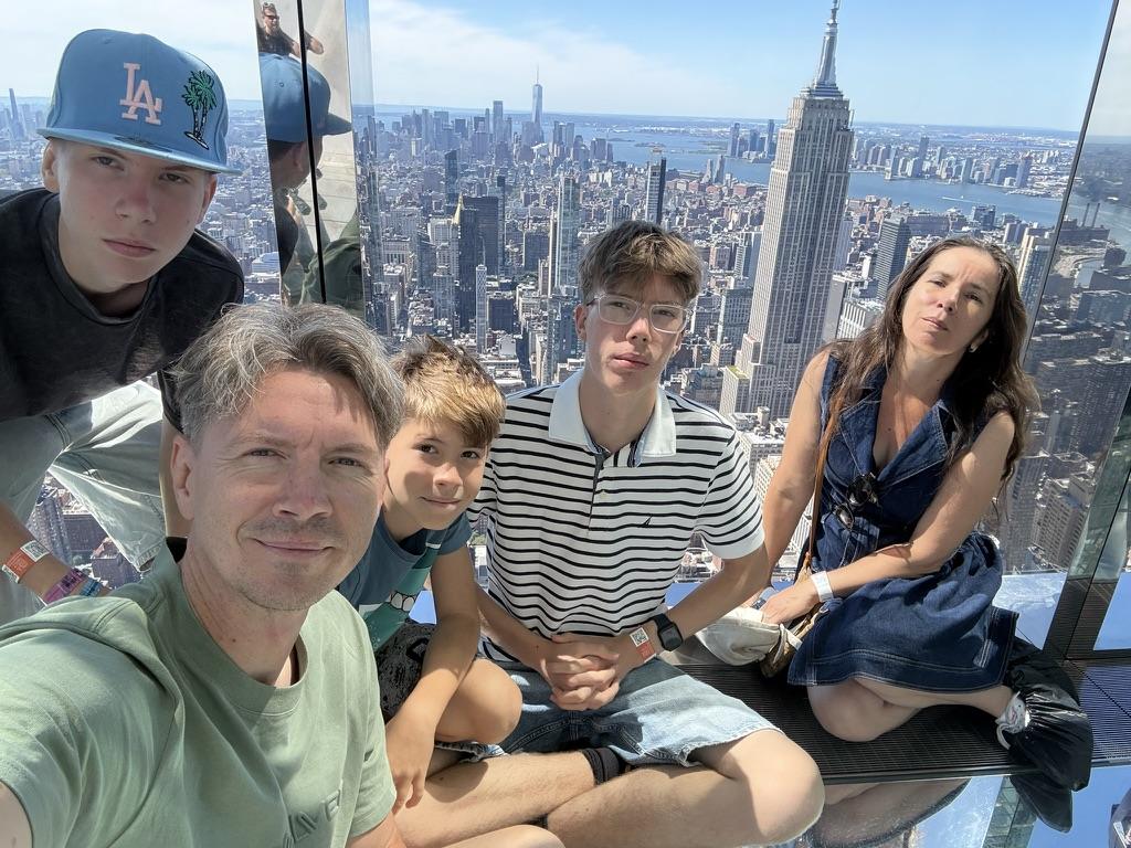 Samuel s rodinou na vyhliadke nad New Yorkom