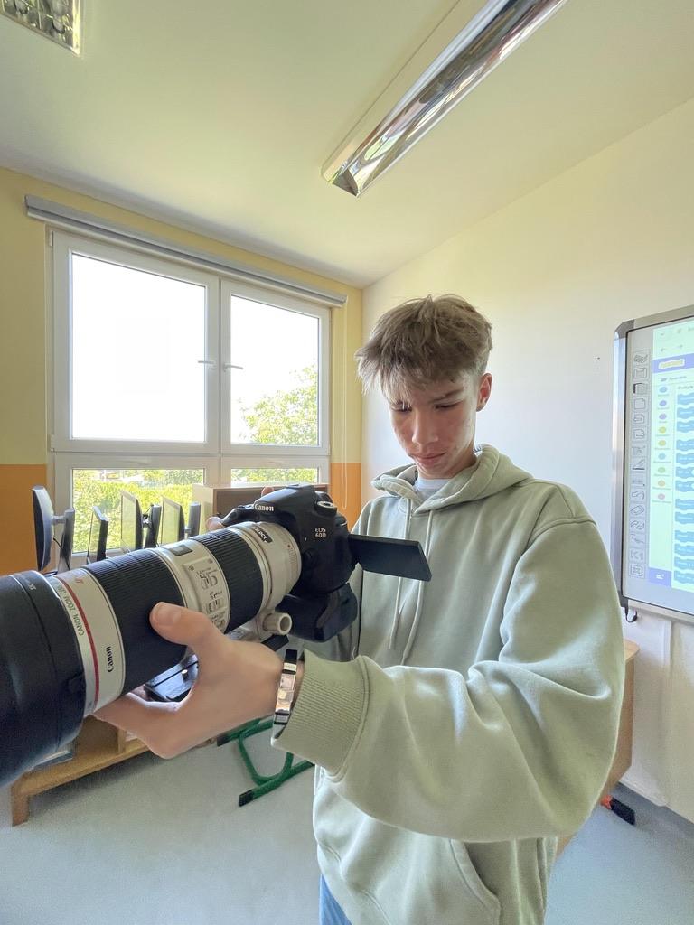 Samuel s fotoaparátom pri natáčaní videa