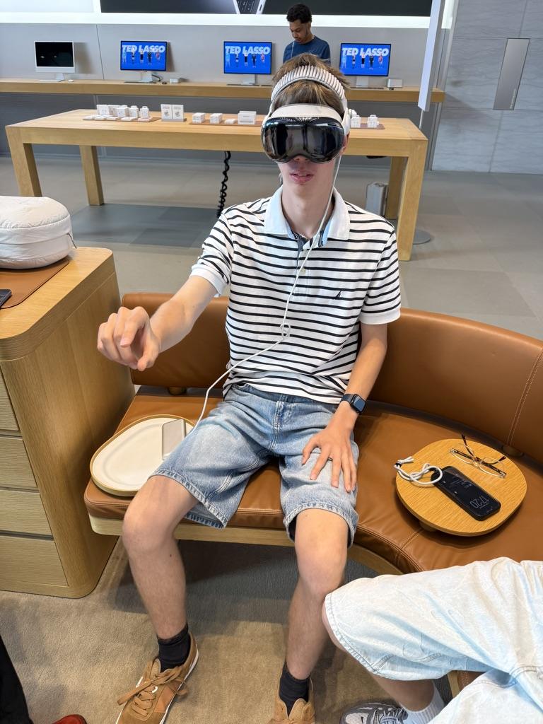 Samuel skúša headset virtuálnej reality